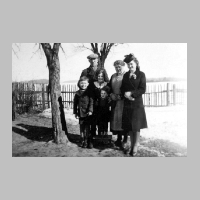 104-0009 Winter 1943 in Stobingen, Gustav und Maria Bischoff, Charlotte Gudat, Heinz und Frieda Bischoff und Heini, der Sohn von Elma Gudat.jpg